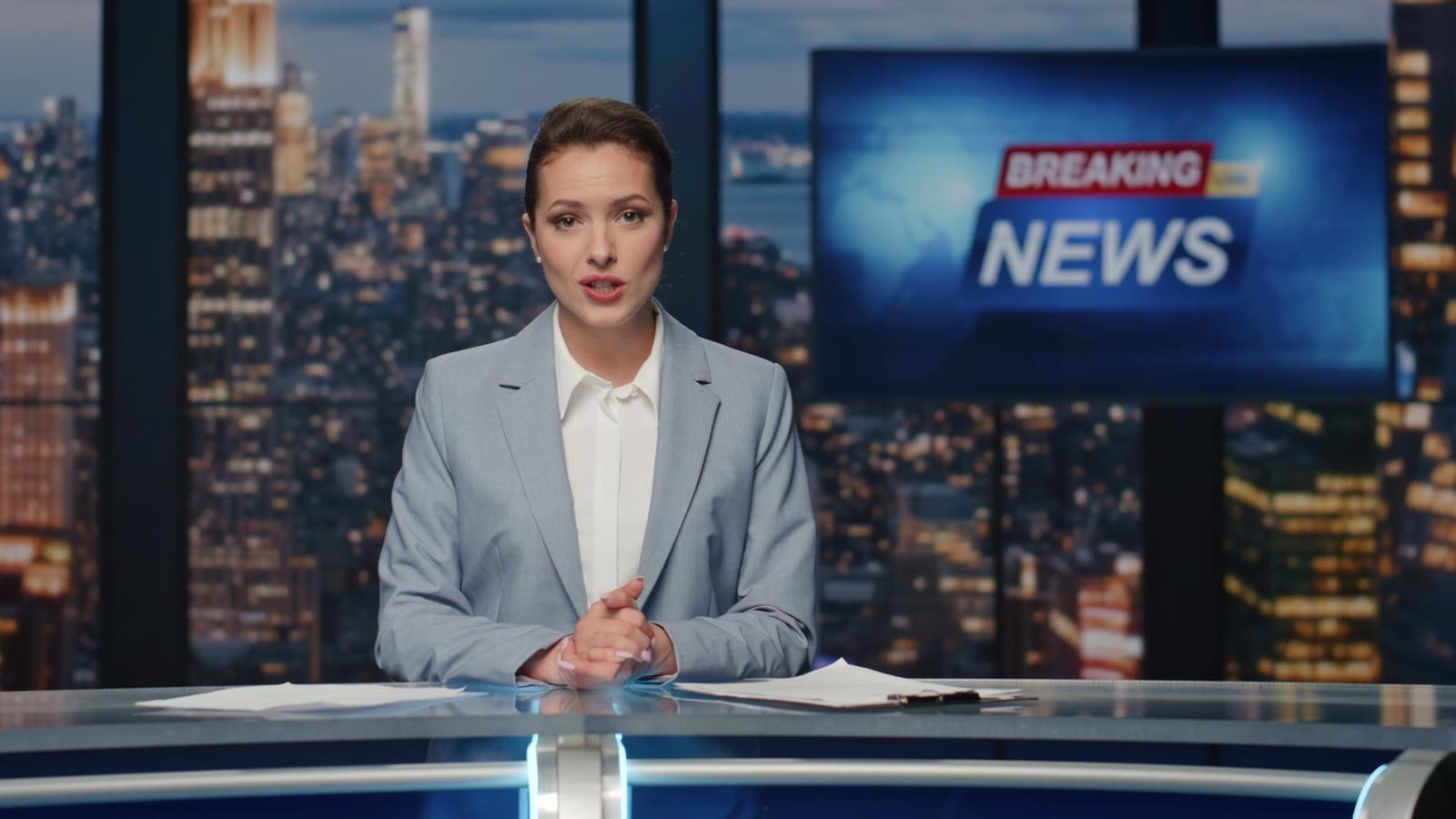 Editor de vídeo revisando material em múltiplos monitores, imagem de demonstração